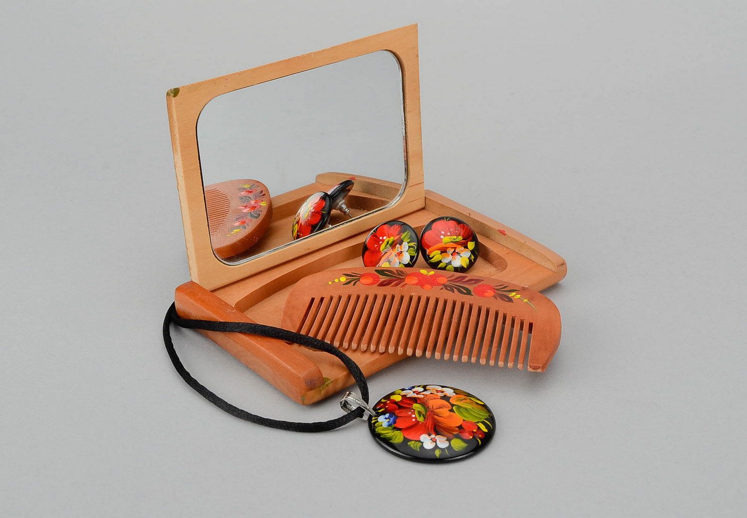 Set aus Holz: Taschenspiegel mit einem Haarkamm  foto 4