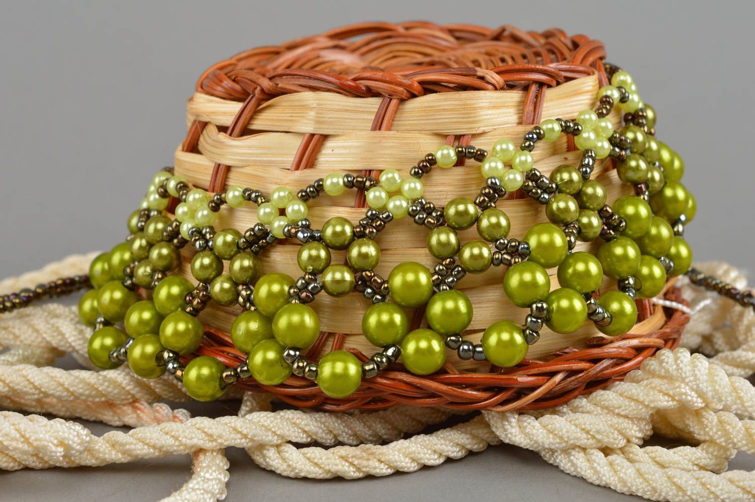 Grünes geflochtenes Collier aus Glasperlen und Perlen handmade Accessoire grell foto 1