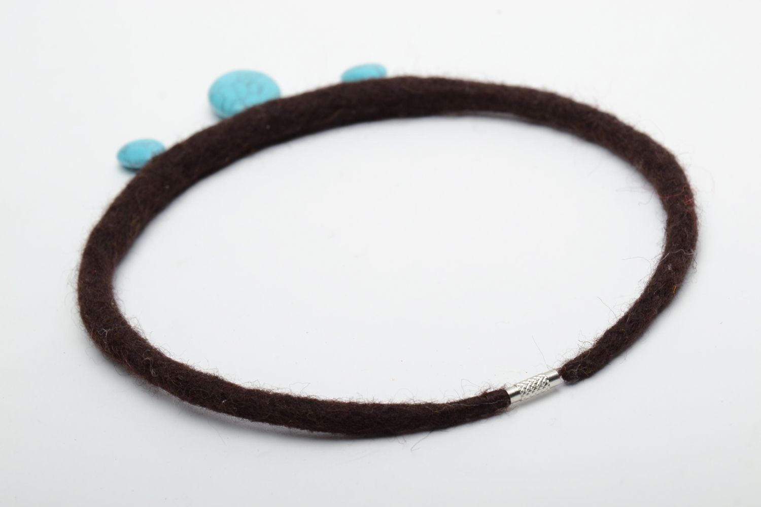 Wool necklace with turquoise-like artificial gems photo 4