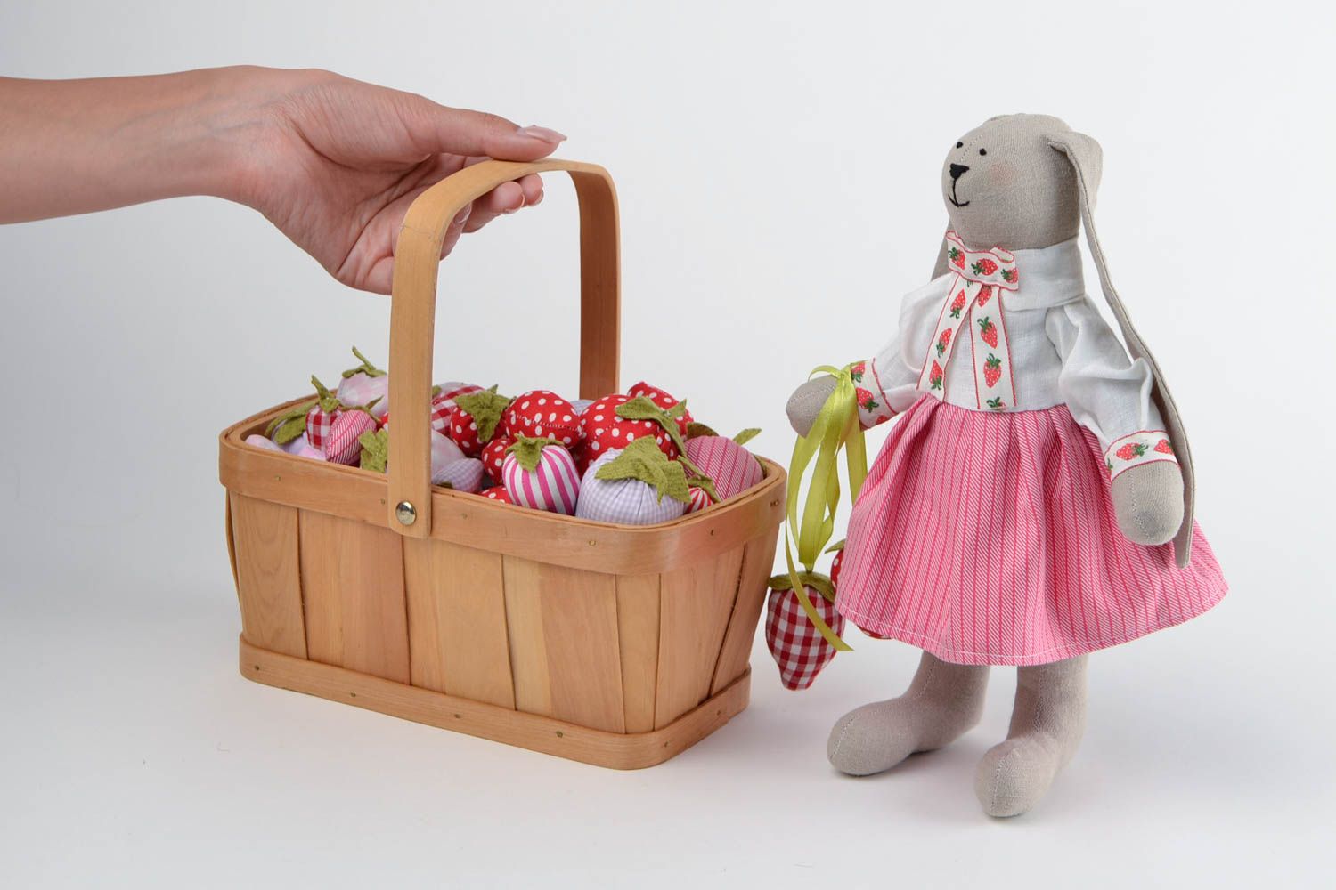 Игрушка заяц с корзинкой ручной работы авторские игрушки из ткани набор игрушек фото 2