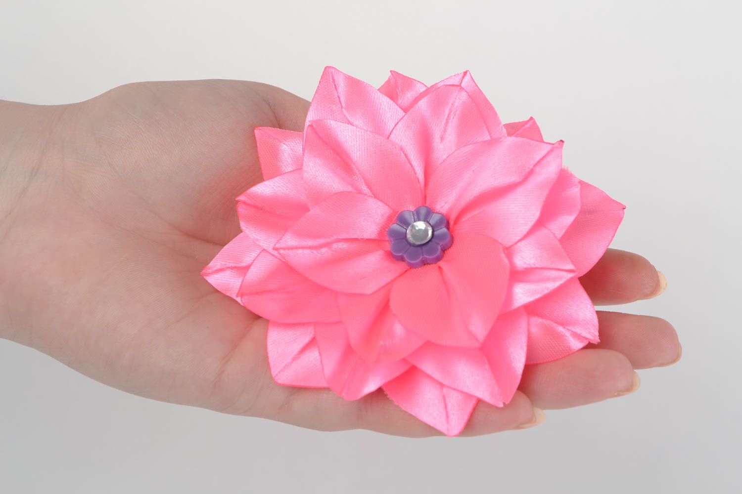 Künstlerischer rosa Haargummi mit Blume aus Atlasbändern handmade Schmuck foto 2