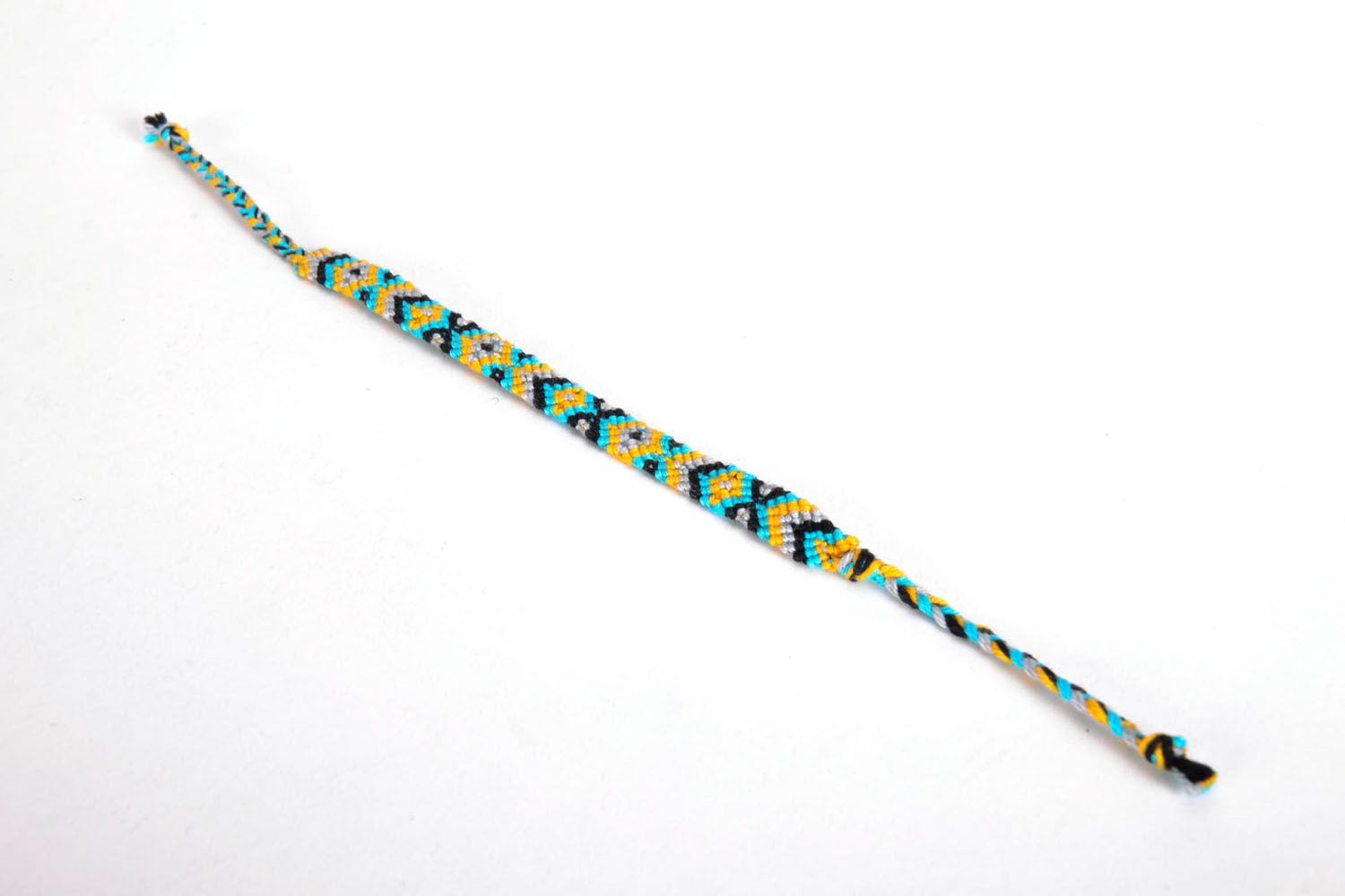 Плетеный браслет из хлопковых ниток фото 2