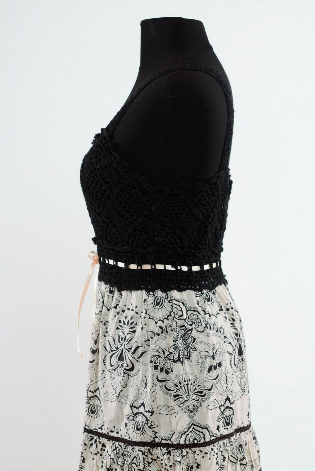 Schwarz-weißes Kleid foto 3