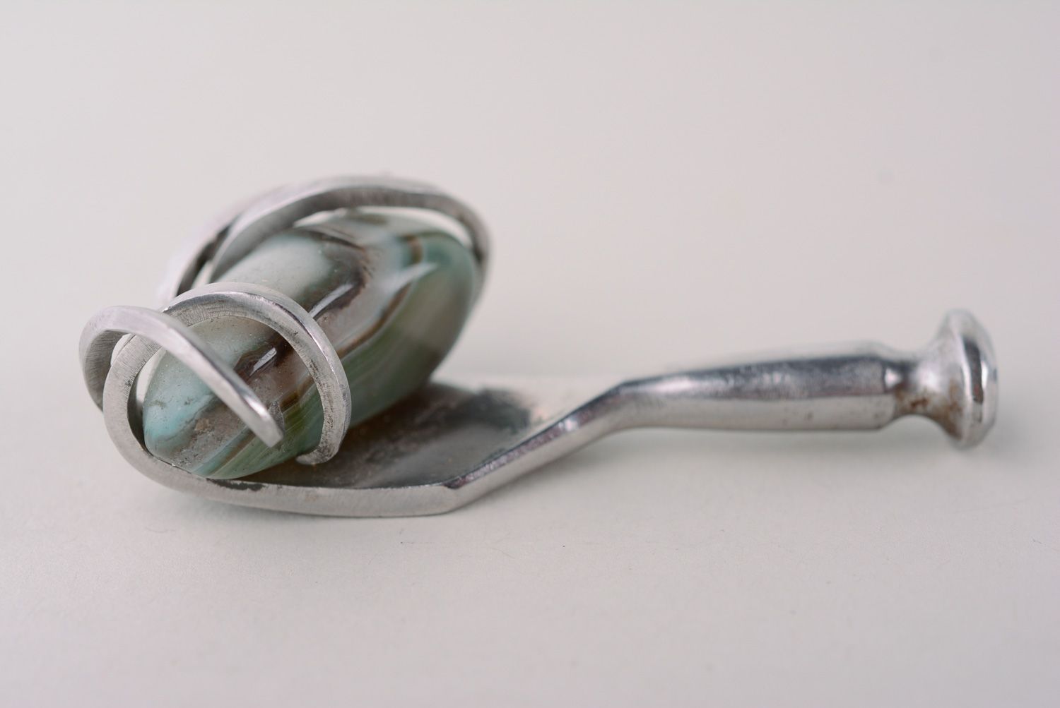 Металлический кулон из мельхиоровой вилки с интересным камнем фото 2