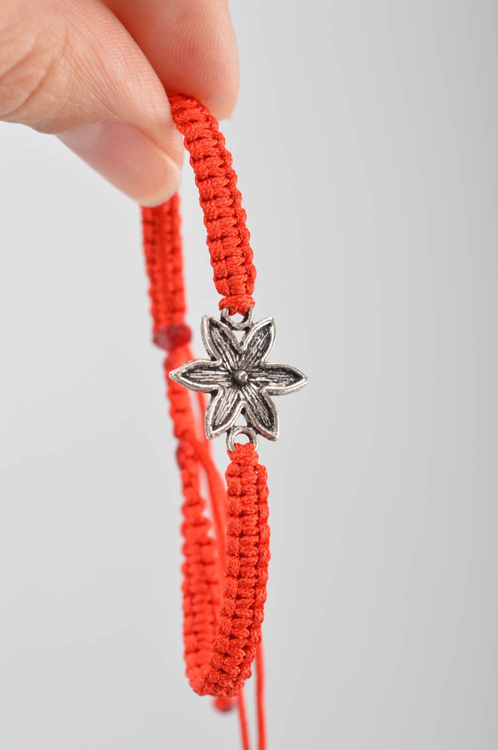 Bracelet rouge tressé en fils de soie fait main fin délicat avec fleur en métal photo 3
