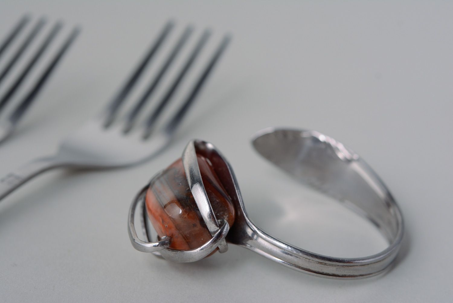 Pulsera de metal artesanal de tenedor con piedra marrón foto 1