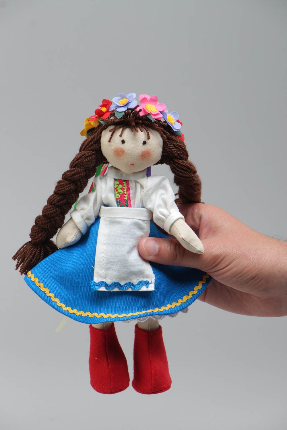 Schöne künstlerische Puppe aus Textil im Nationaltracht aus Baumwolle handmade foto 5