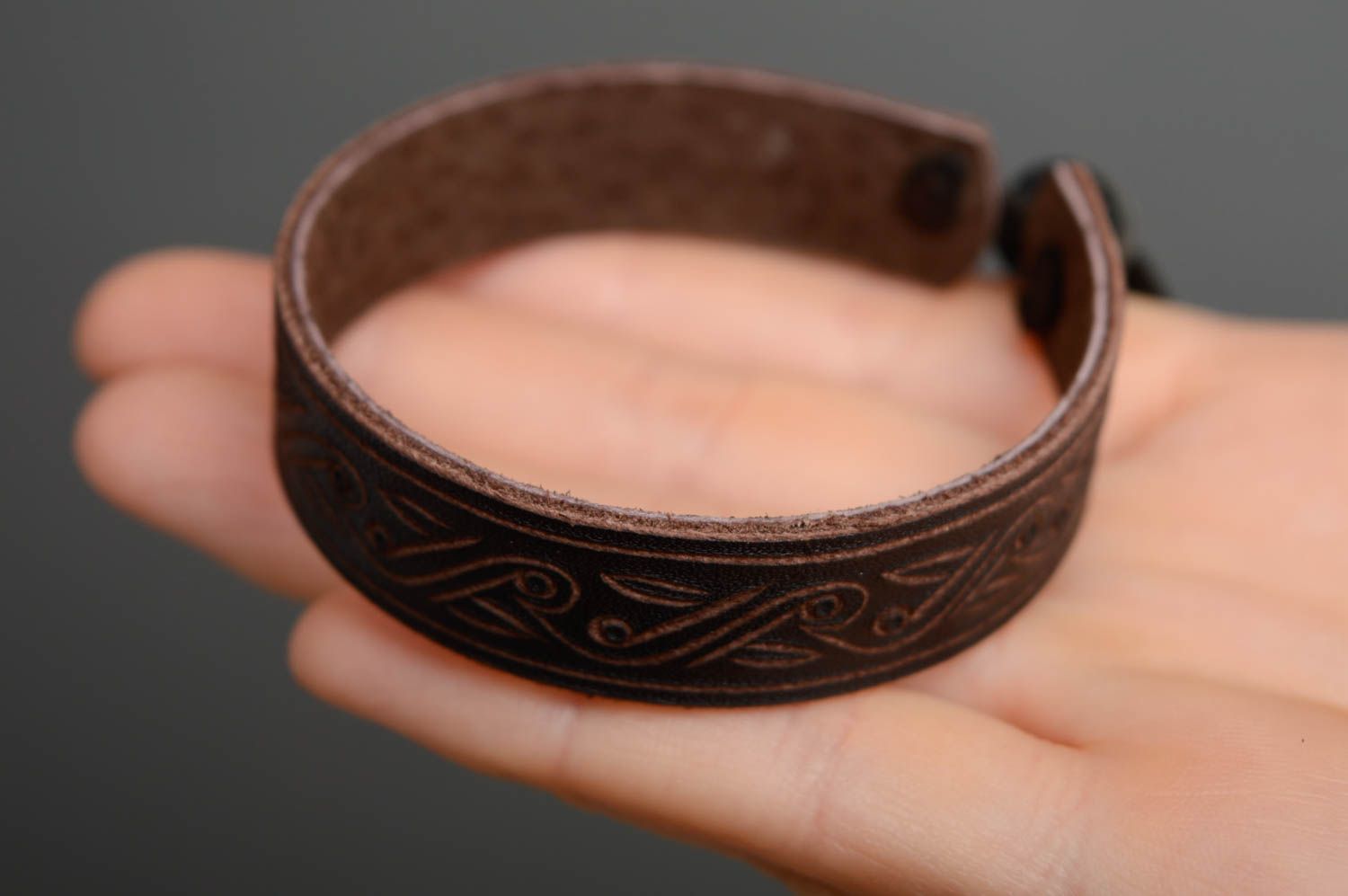 Bracelet en cuir naturel marron avec ornement fait main style ethnique photo 4