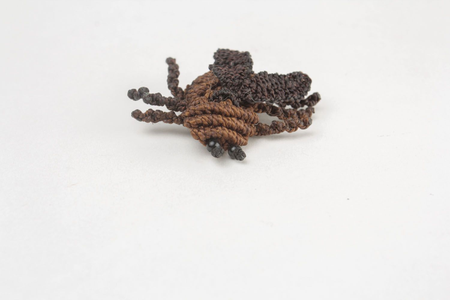 Плетеная брошь в виде насекомого фото 3