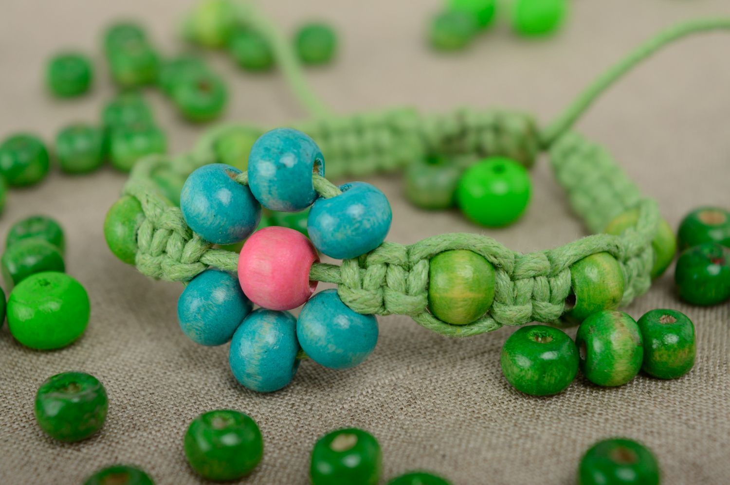 Bracelet en macramé tressé lacet ciré et perles multicolores en bois fait main photo 2
