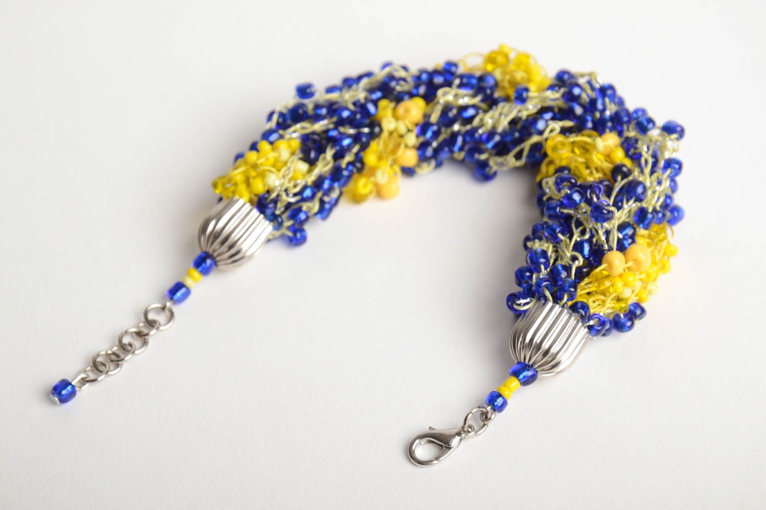 Широкий браслет из бисера ручной работы плетеный крючком синий с желтым фото 3