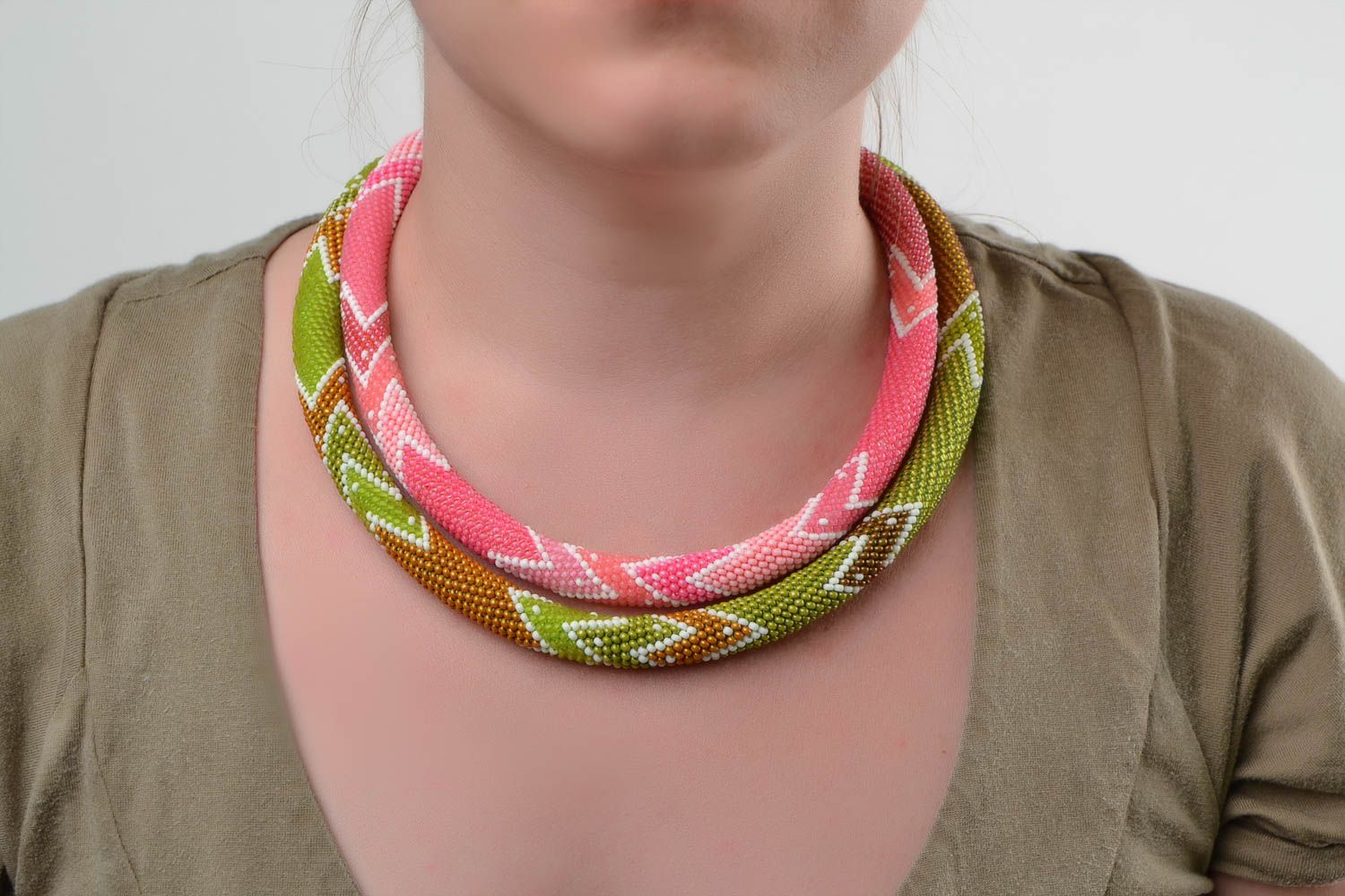 Ensemble de colliers en perles de rocaille au crochet 2 pièces rose et vert photo 1