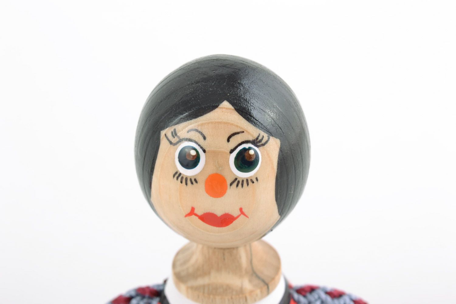 Bemalte handmade Spielzeug Puppe aus Holz für Kinder und Dekor  foto 3