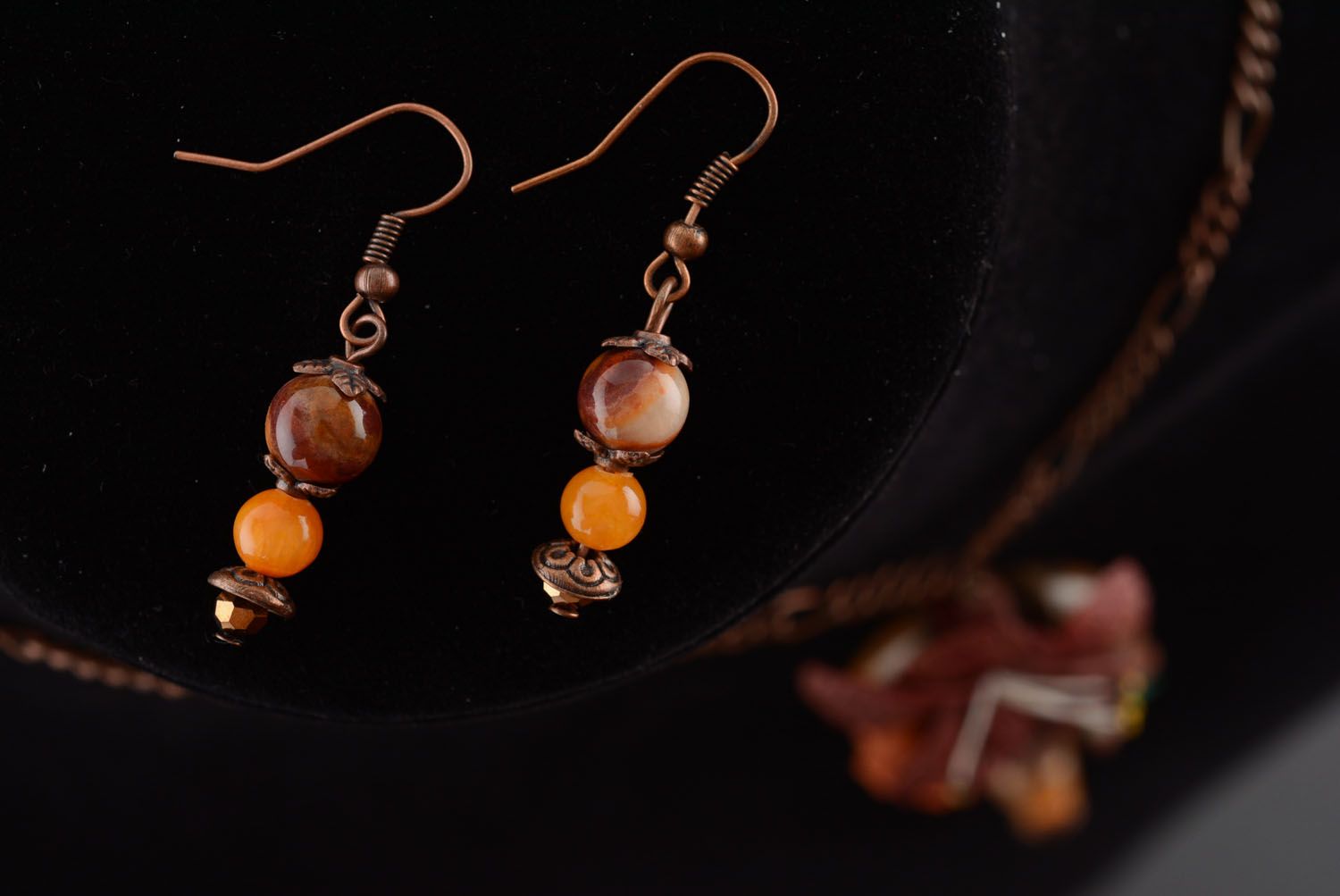 Plastic jewelry set with natural stones photo 3