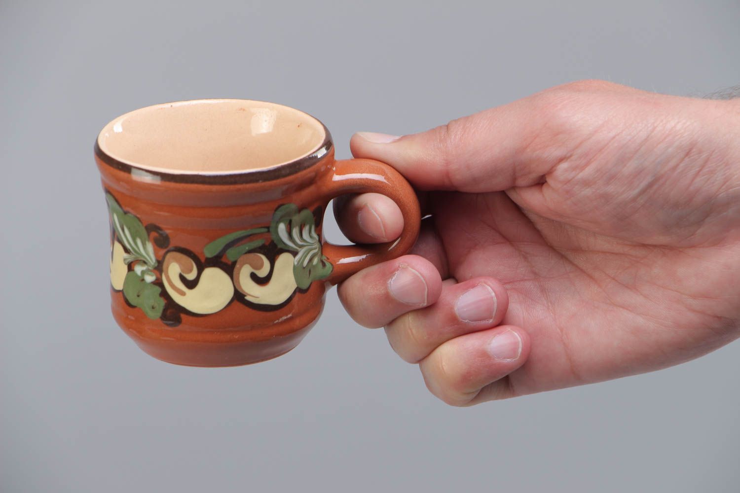 Petite tasse en céramique brun-vert peint aux motifs végétaux faite main 7 cl photo 5