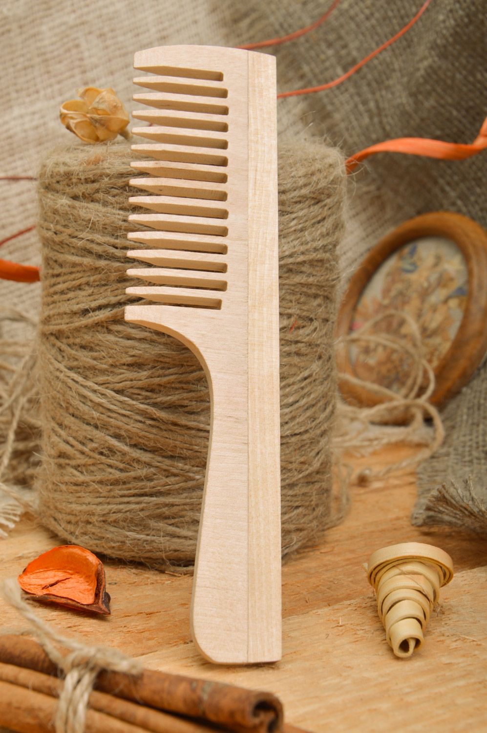 Peigne en bois avec manche écologique clair fait main accessoire pour cheveux photo 1