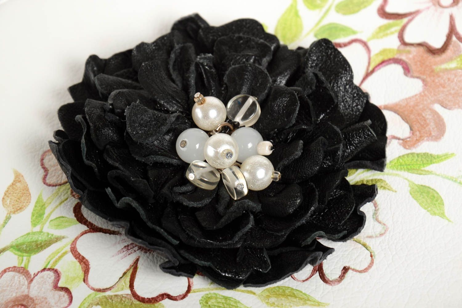 Accessoires für Frauen handmade weiße Tasche aus Leder Blumen Brosche in Schwarz foto 3