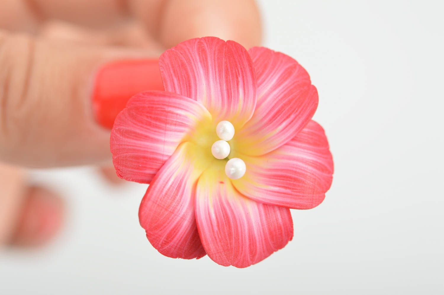 Rote schöne handgemachte Ohrringe aus Polymerton mit Anhängern schöne Blumen foto 3