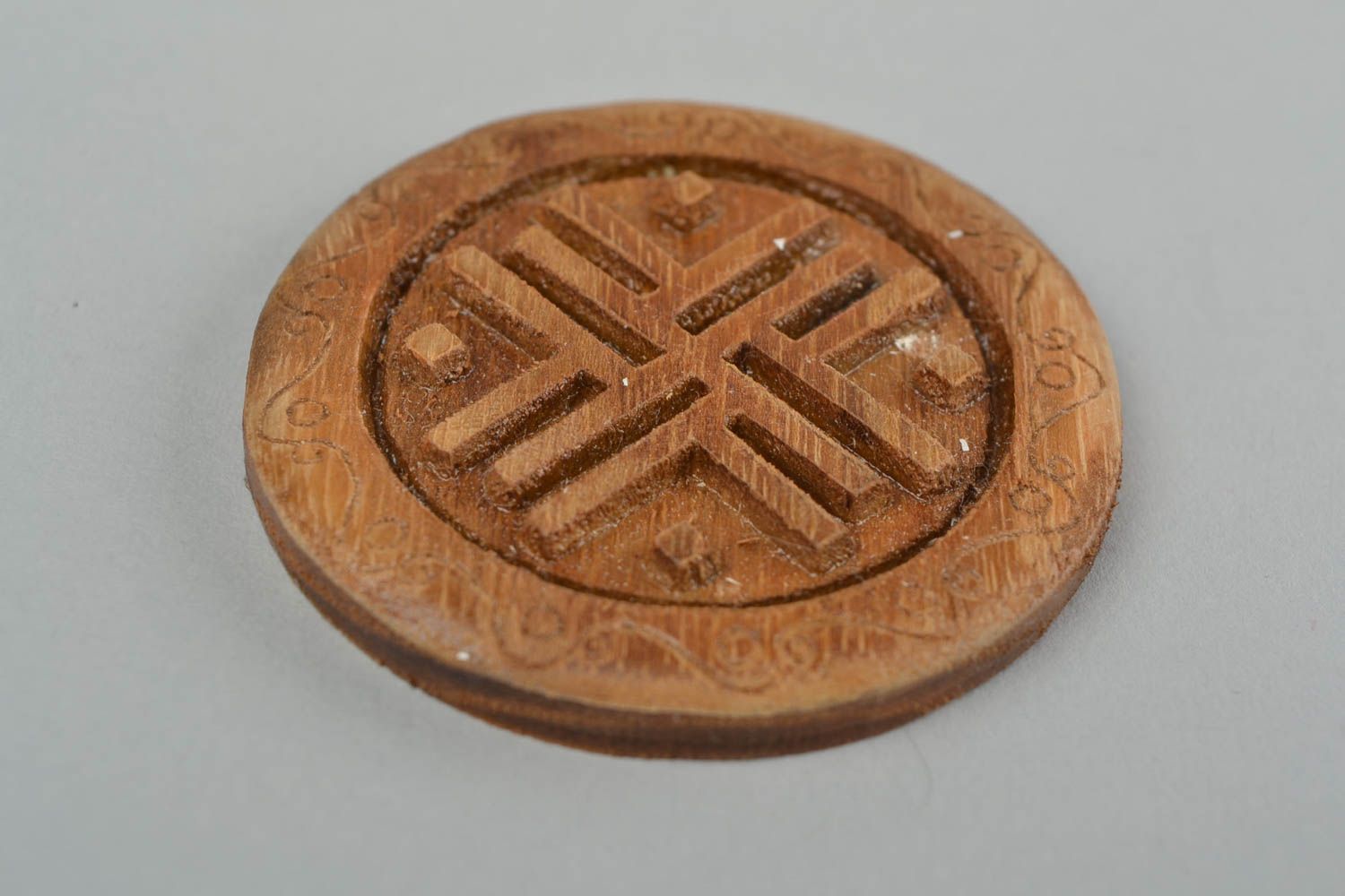 Amulette faite main sculptée en bois de chêne ronde avec symbole slave Voyageur photo 4