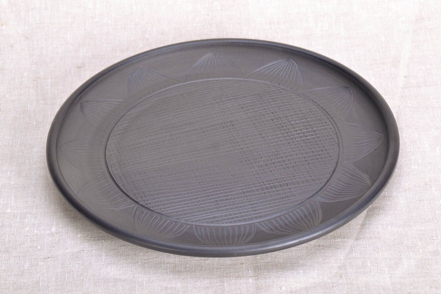 Pequeno prato artesanal feito de cerâmica de fumaça preta foto 2