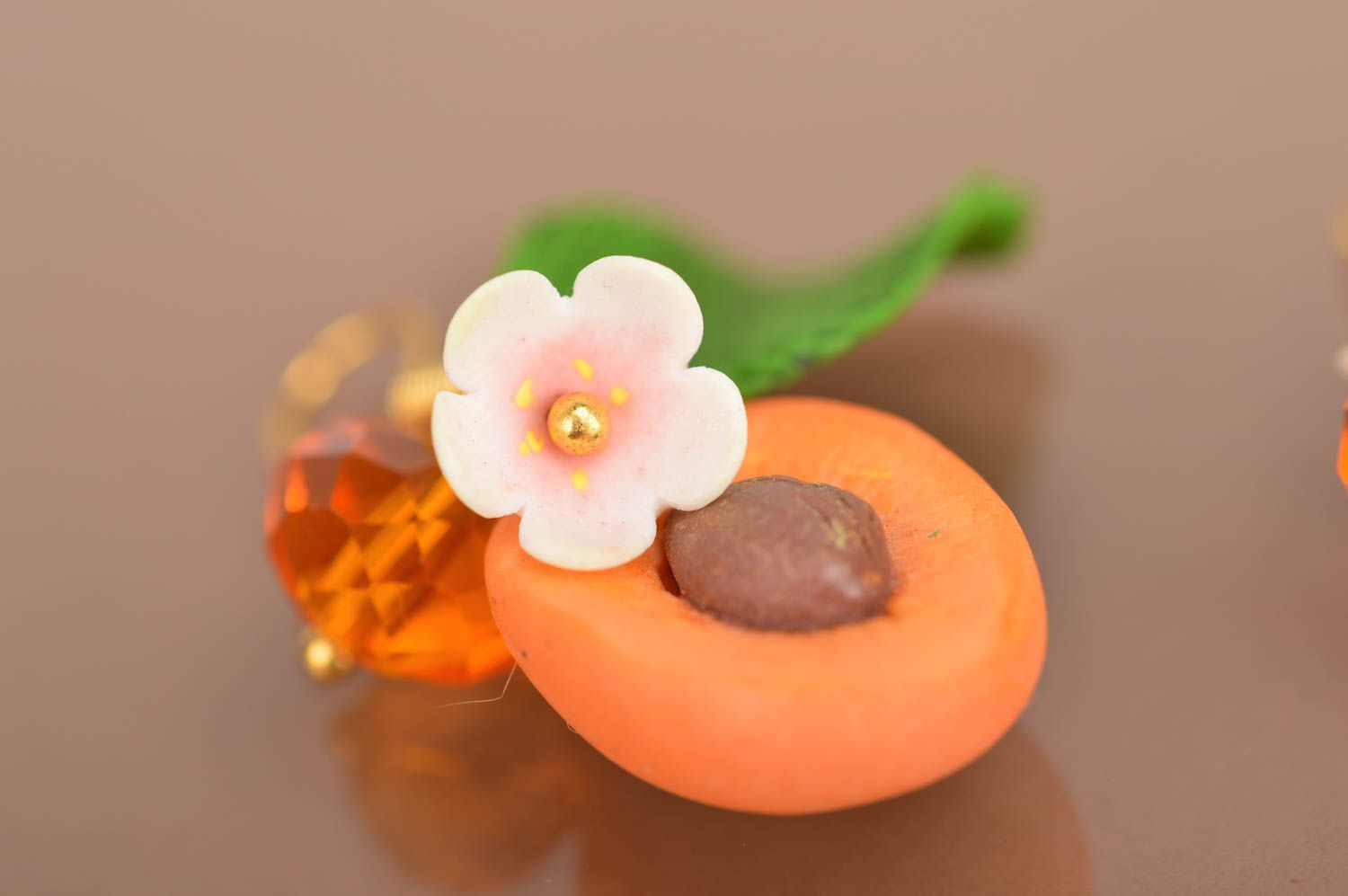 Boucles d'oreilles en pâte polymère pendantes en forme d'abricots faites main photo 3