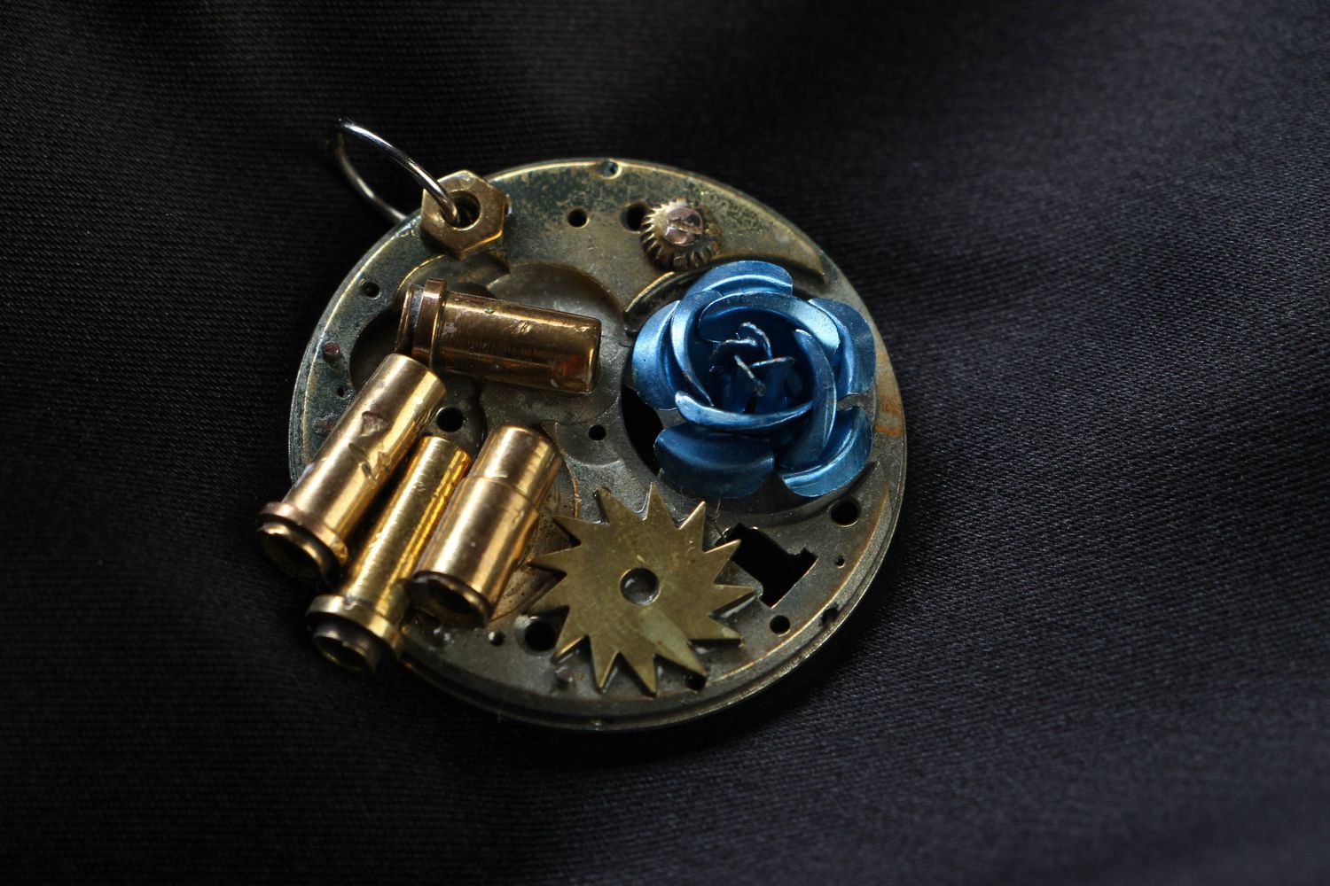 Colgante de metal en estilo de steampunk con mecanismo de reloj foto 1