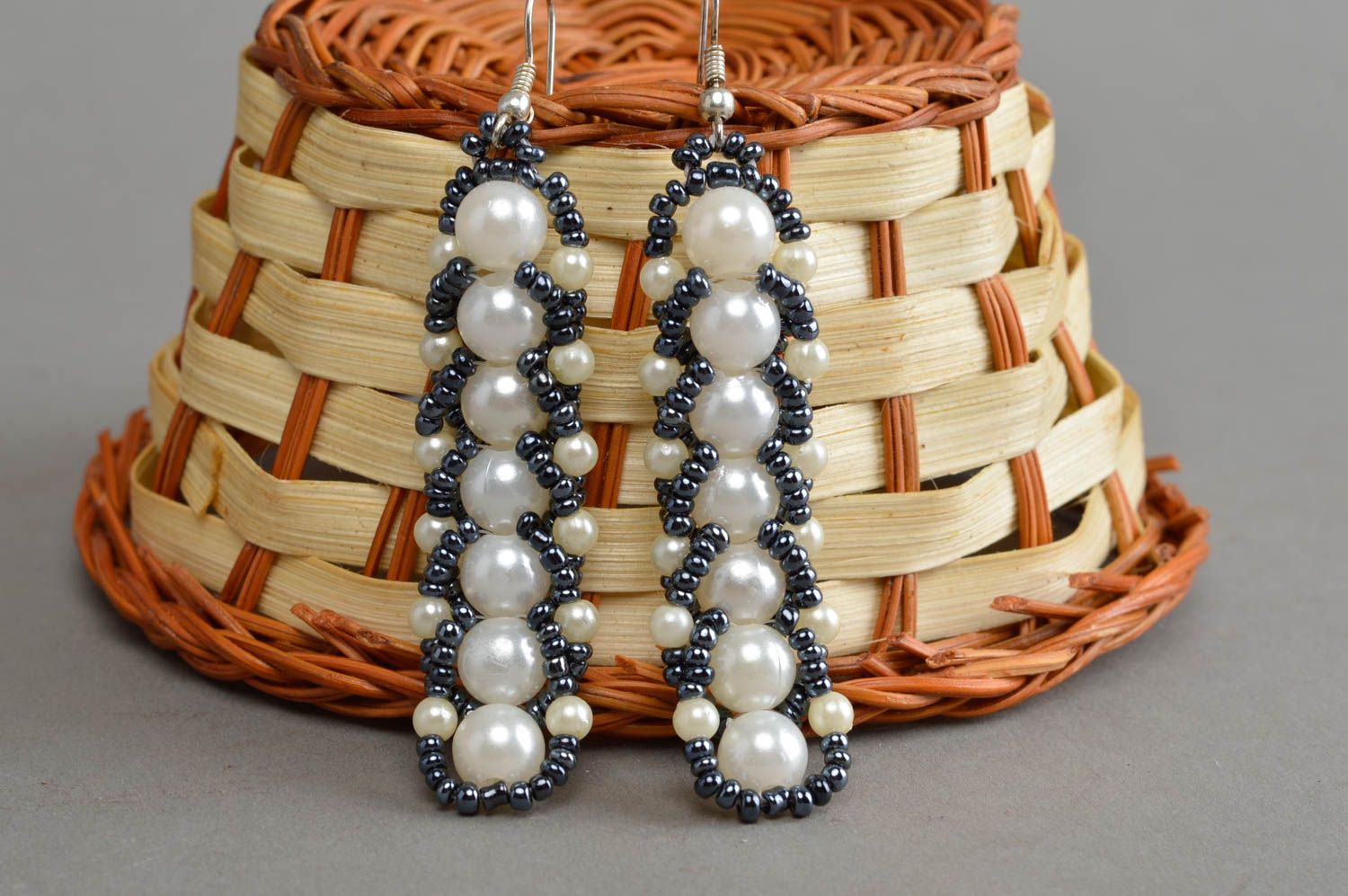 Elegante stilvolle Gehänge Ohrringe aus Glasperlen und Perlen für Frau handmade foto 1