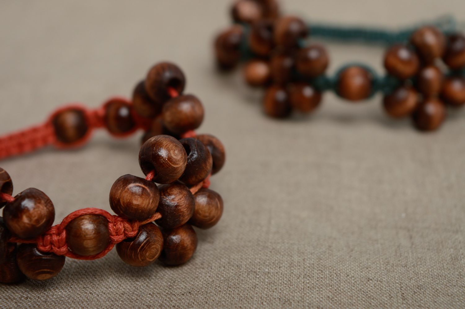Bracelet en cordon tressé étroit brun et rouge fait main avec perles en bois photo 5