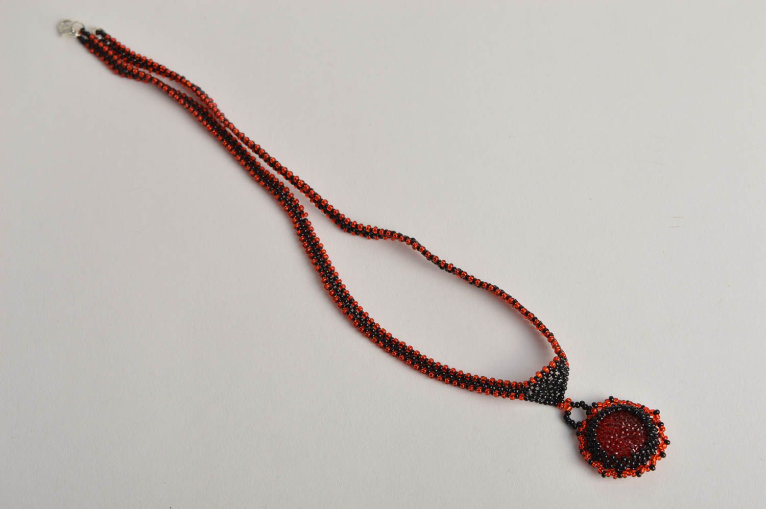 Кулон ручной работы украшение на шею модная бижутерия из бисера красно-черная фото 2