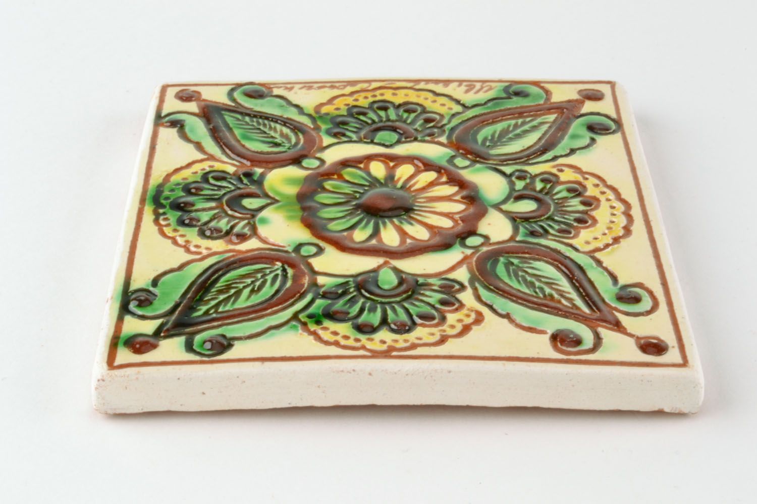 Azulejo de cerâmica artesanal pintado com tintas naturais em estilo étnico foto 4