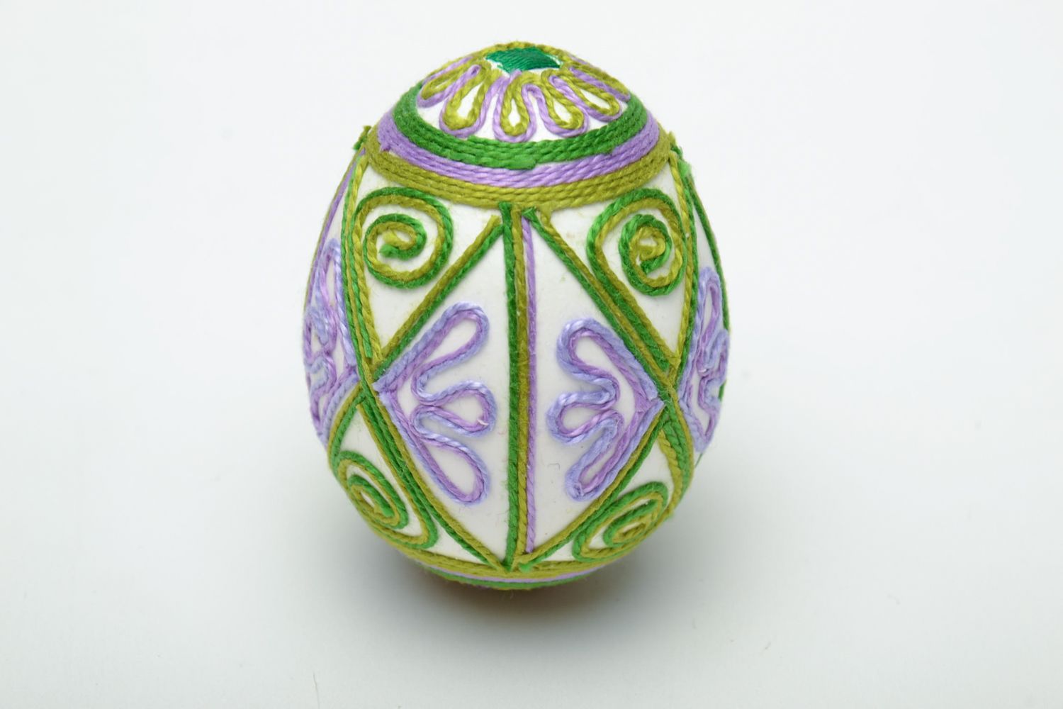 Bel oeuf de Pâques fait main original décoré de fils en soie avec ornement photo 3