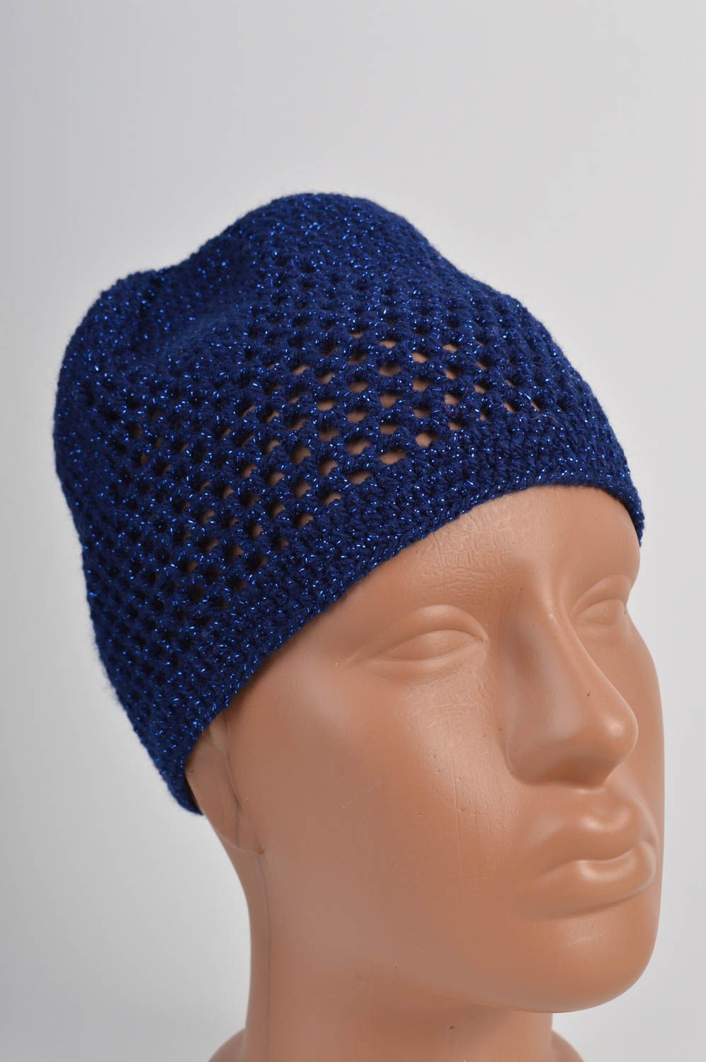 Синяя шапка крючком из полиакрила ручной работы для девочки темно синяя фото 2