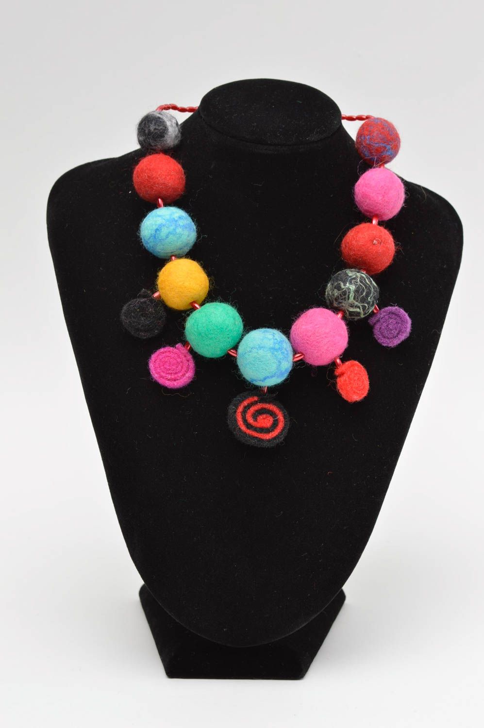 Handmade felt necklace woolen accessories for women stylish fabric jewelry photo 1