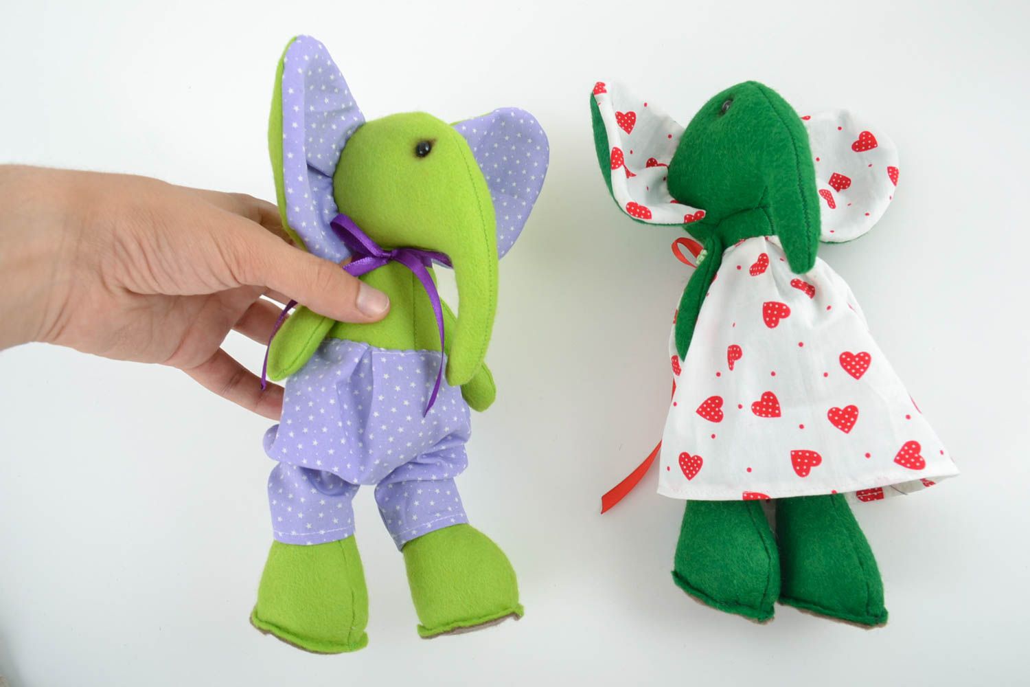 Juego de dos juguetes de tela de fieltro artesanales con forma de elefantes foto 4