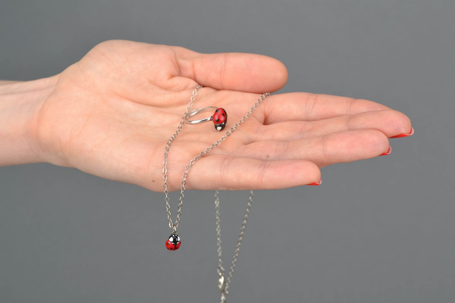 Set de joyas de arcilla polimérica, colgante y anillo con forma de mariquitas foto 2