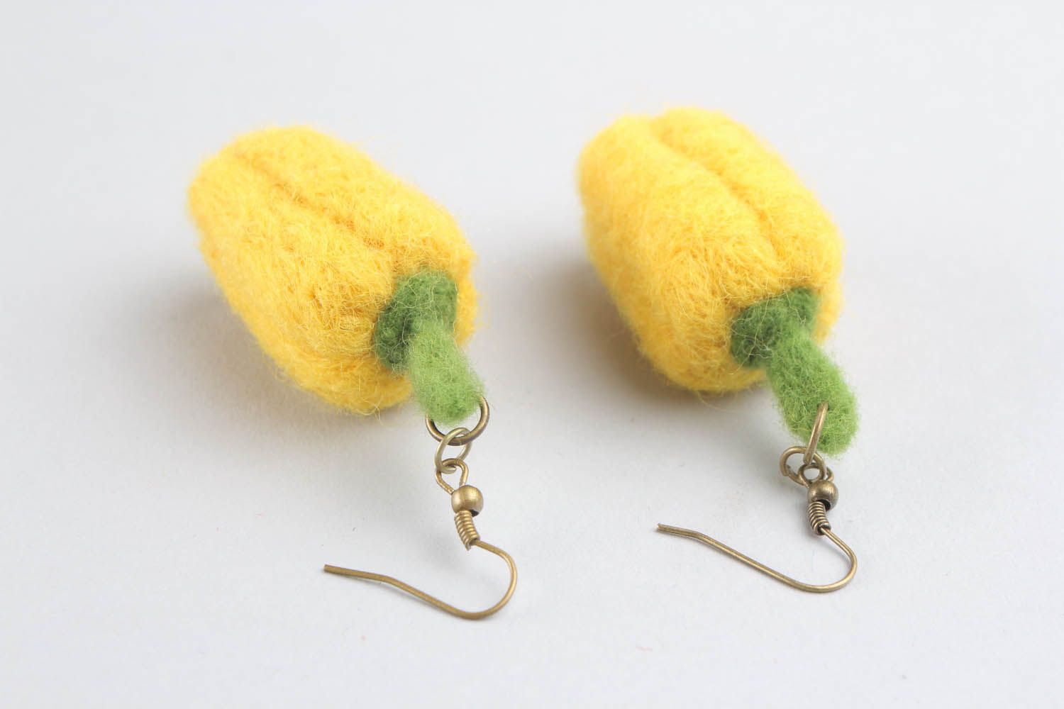 Boucles d'oreilles en laine feutrée jaunes poivrons faites main photo 3