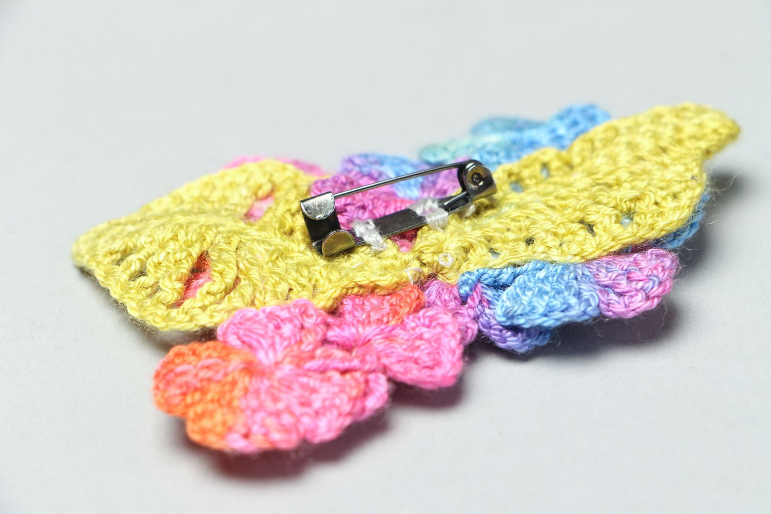 Broche tricotée à la main au crochet multicolore photo 3