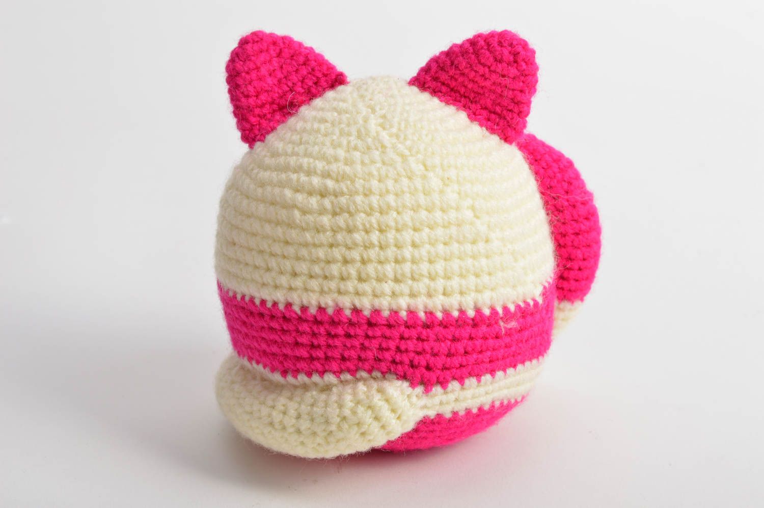 Смешная круглая игрушка крючком в виде кота розовая с белым ручной работы фото 4