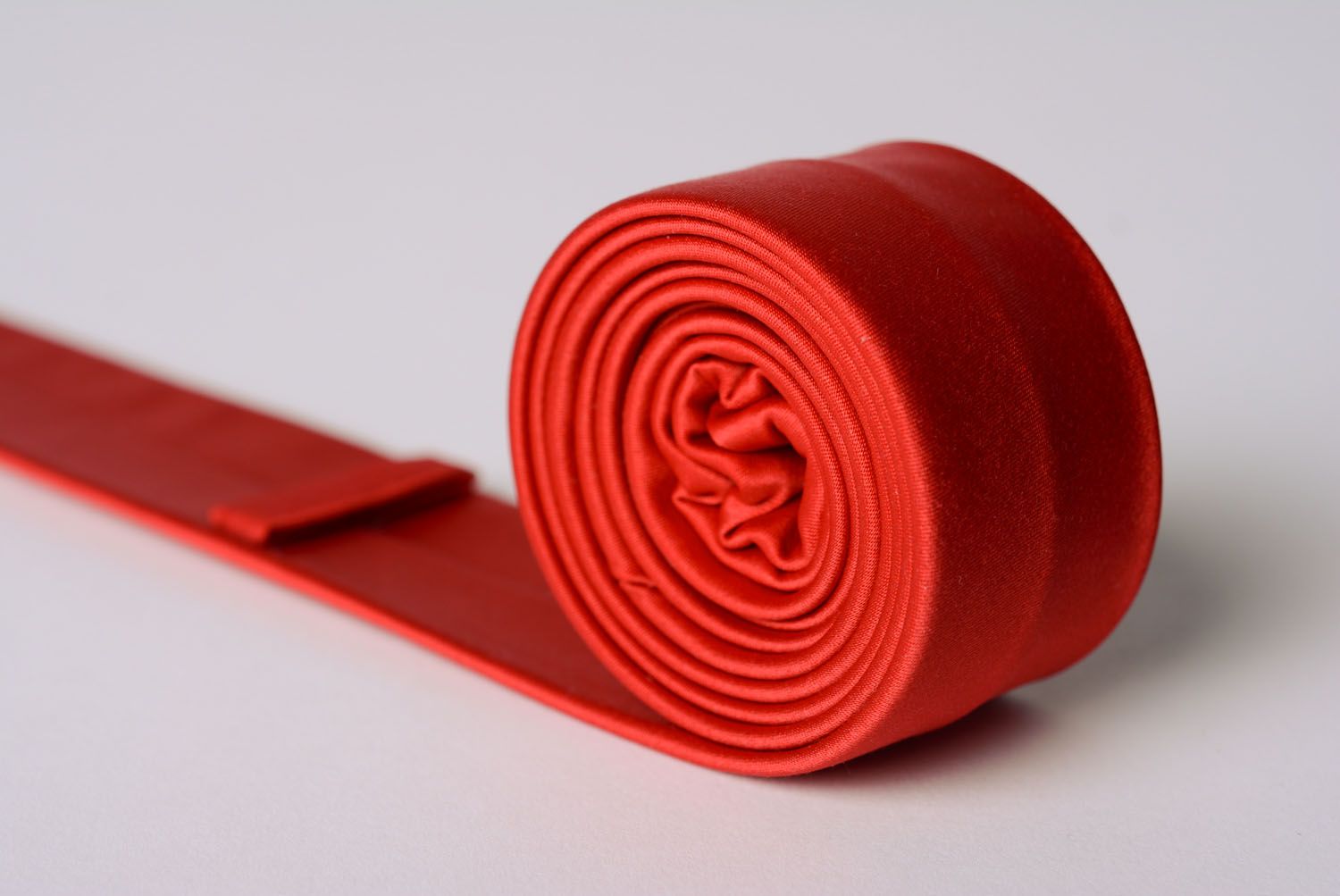 Cravate en satin rouge faite main photo 3