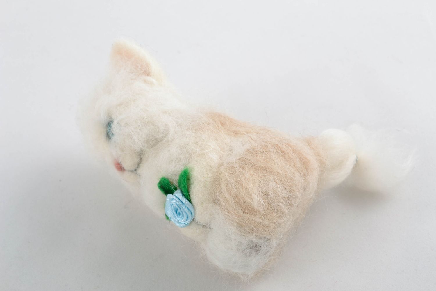 Интерьерная игрушка из шерсти Кошка с букетом фото 4