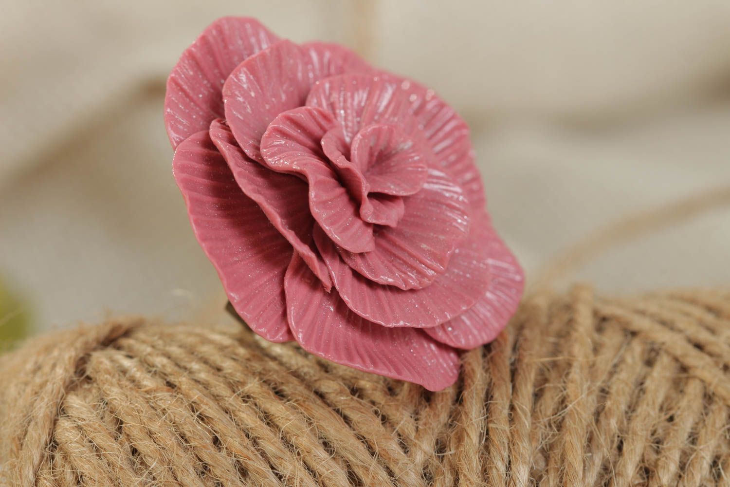 Bague grande fleur de rose en pâte polymère faite main taille réglable photo 1