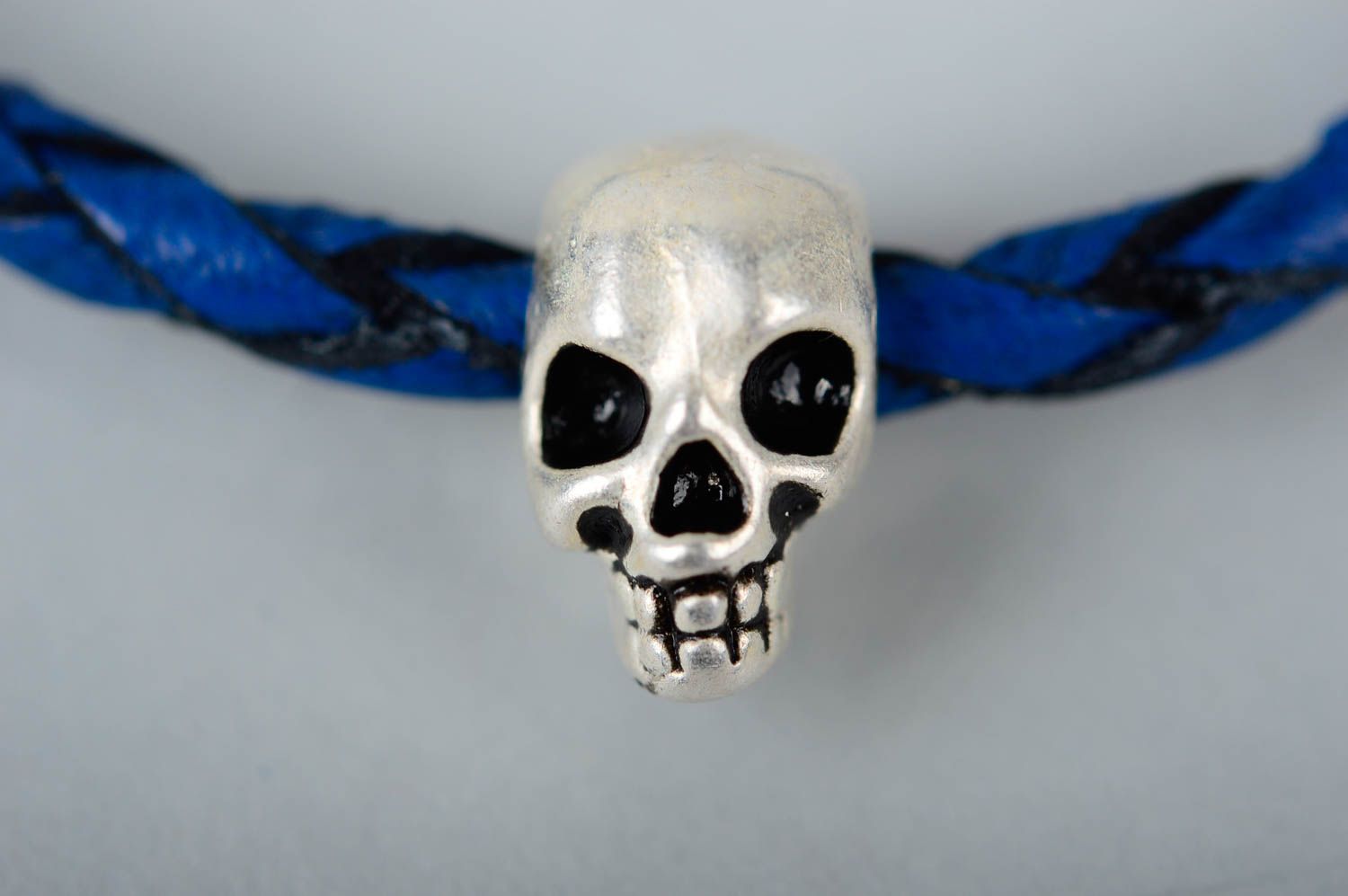 Кожаный браслет с черепом ручной работы украшение из кожи браслет на руку фото 4