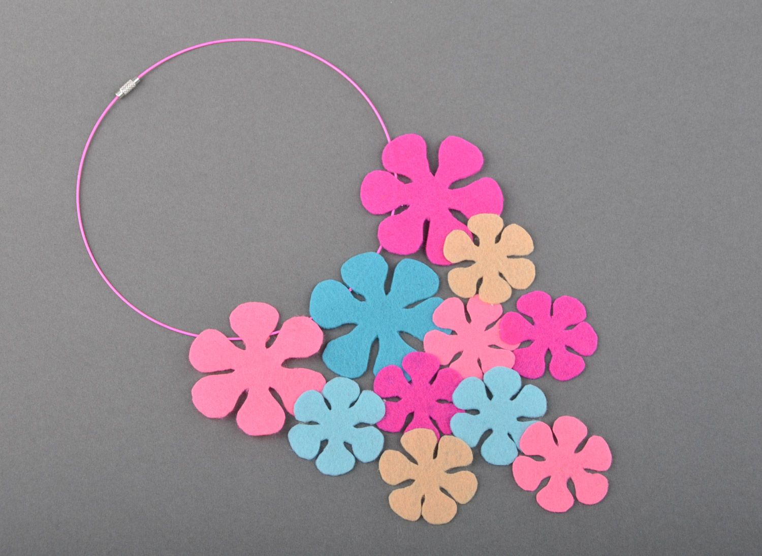 Designer handgemachtes buntes sommerliches Filz Collier mit Blumen für Frauen foto 1