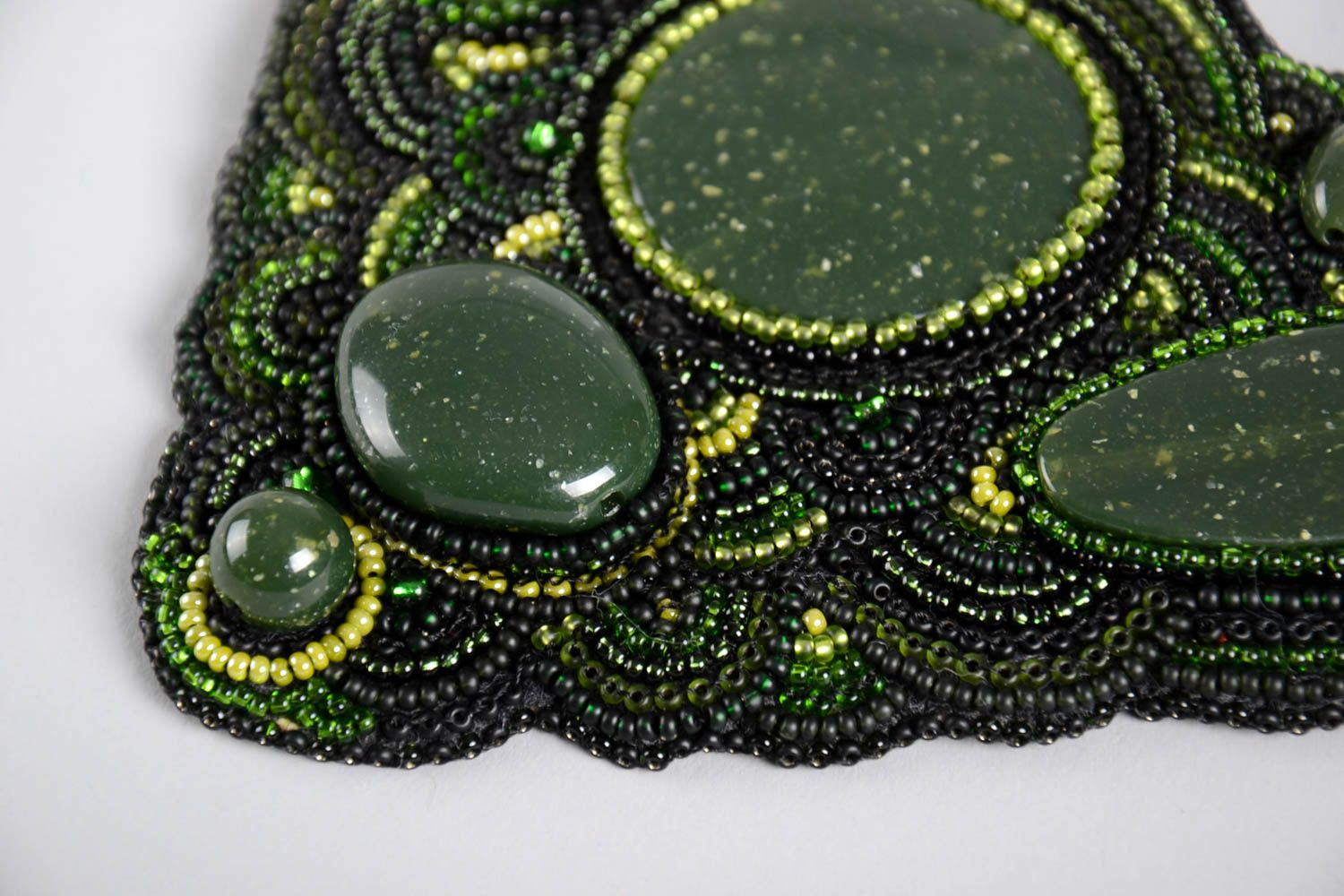 Украшение ручной работы колье из бисера и бусин зеленое ожерелье из бисера фото 3