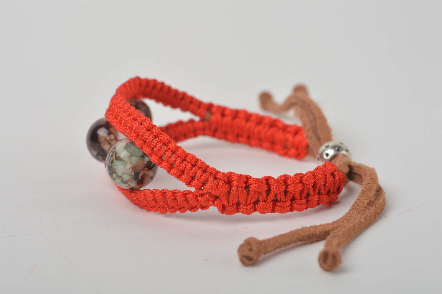 Браслет ручной работы браслет из шнурков плетеный браслет с замшей и бусинами фото 4
