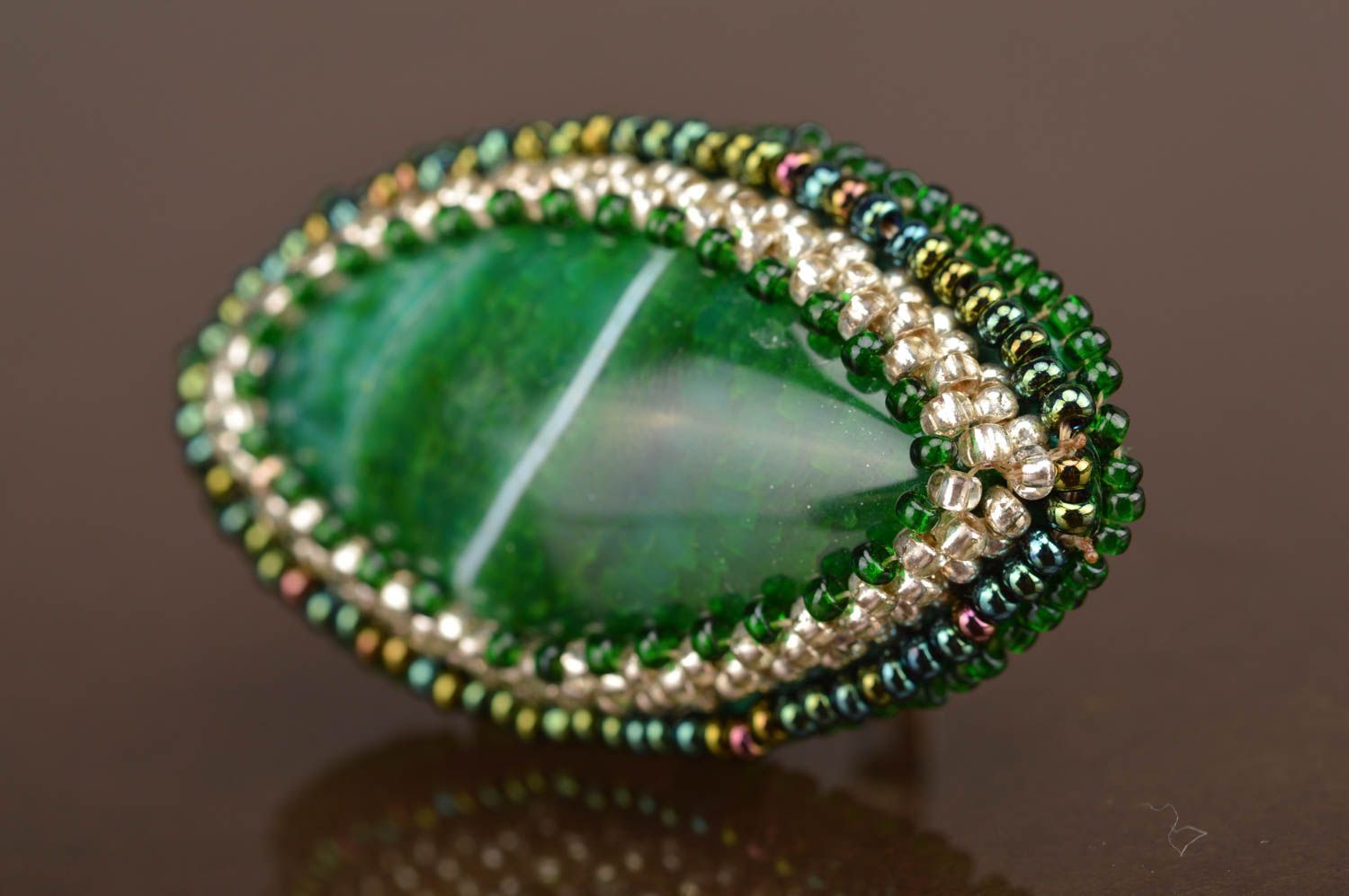Зеленое кольцо вышитое бисером с натуральным камнем ручной работы красивое фото 5