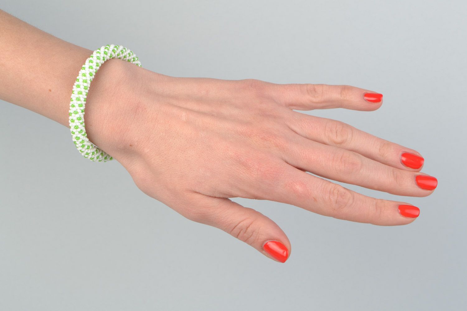 Наручный плетеный браслет из бисера ручной работы белый с зеленым для девушки фото 1