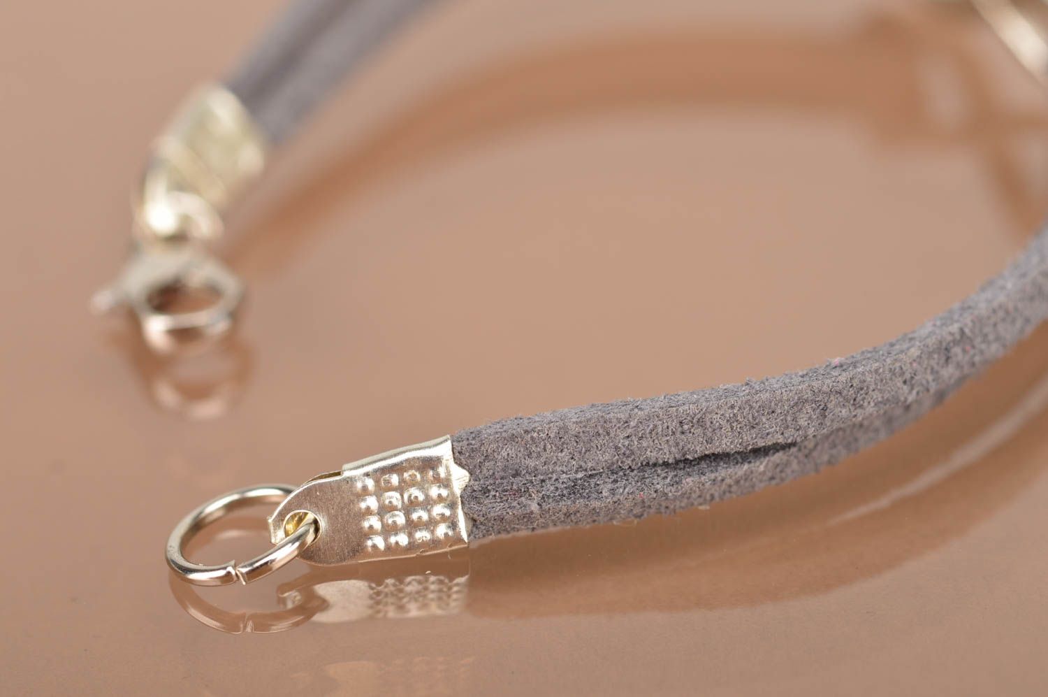 Серый браслет из замшевых шнурков с вставкой ручной работы оригинальный фото 5