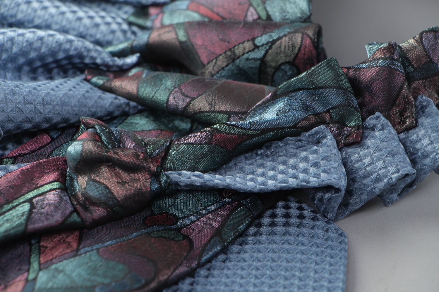 Collier jabot original textile violet fait main à partir de cravate pour femme photo 4