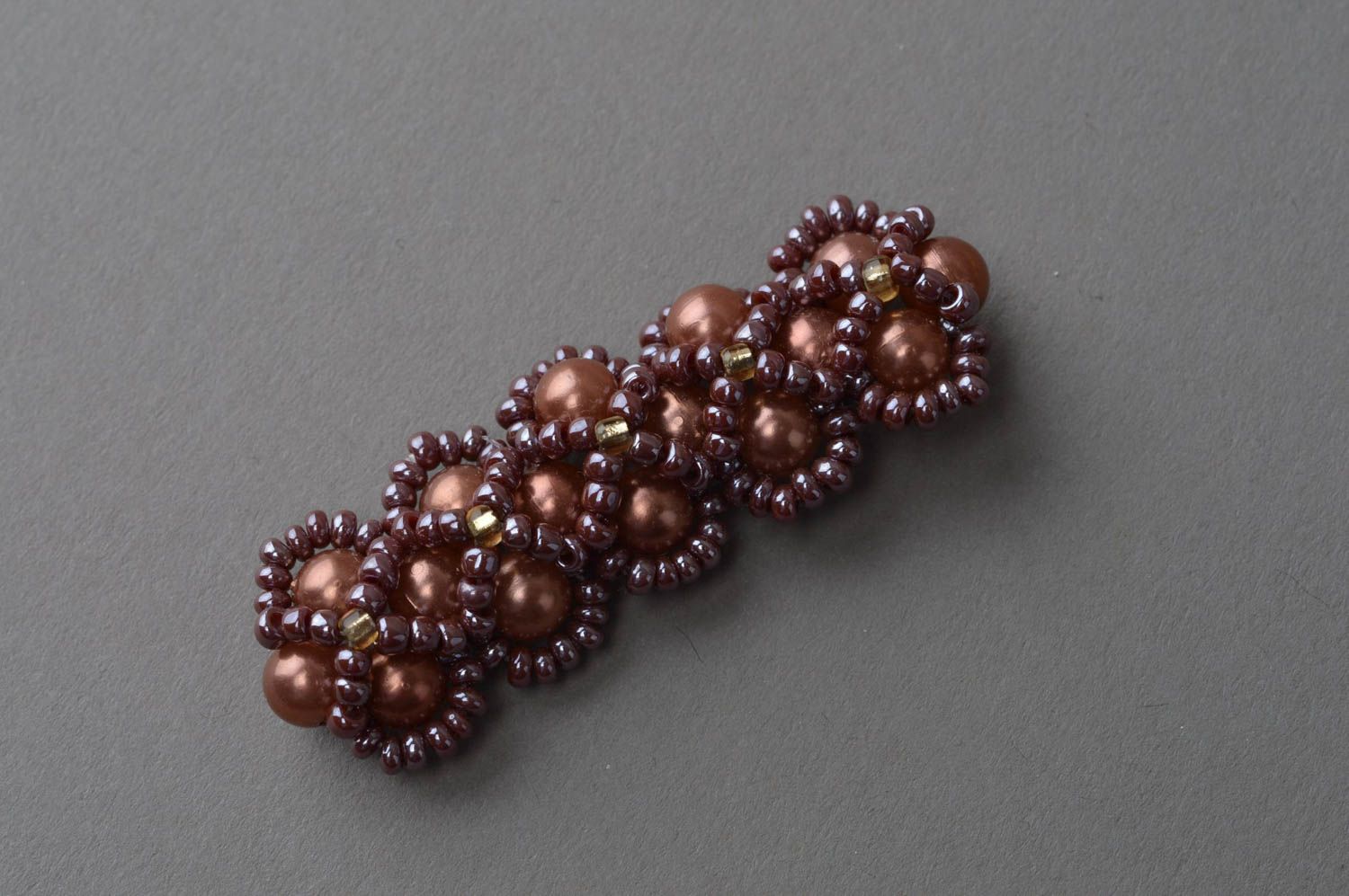 Broche baies faite main en perles de rocaille et perles fantaisie marron photo 2